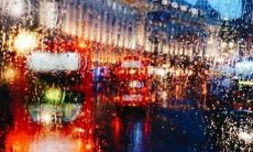 在潮湿的雨季里，带给你欢笑与关怀的短信祝福