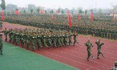 的小学生们一起创作的富有韵律美的口号