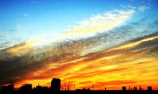 沐浴在橙黄色和粉红色调中,宛如燃烧的火烈鸟,辉映着雕塑般的建筑,优美而震撼的晚霞景象