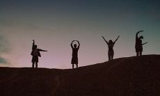 在朋友圈分享兄弟亲情的感人句子，展现真挚友谊的美好