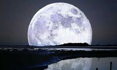 彰显夜幕中的宁静与神秘,缠绵着人们的思念与梦境——一组优美精妙的反映月亮的诗句