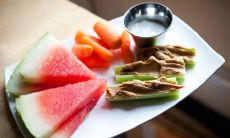 即使生活充满艰辛，我们也必须鼓起勇气继续前进的道路上前行