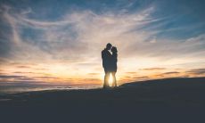 变成更有深度、更富情感、更富创意的标题:用最优美动人的语言,传达你的情人节祝福和感情寄托