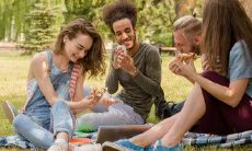 创作一些充满深情友情的小影句子，为你和朋友之间的牢固情谊加深一份动人的温情！