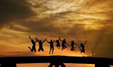 当多年以后我们终于再次见面，这恢复了我们长久的失联和分离，沉甸甸的友情涌上心头，让我们重温了曾经的美好时光