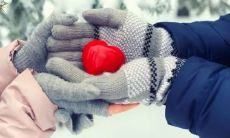 互相思念的异地恋情侣在夜晚分享睡前情话的甜蜜时刻