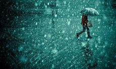 凝练自然之力，雨水与狂风响彻空巷的绝妙描写