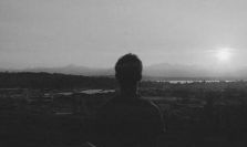 感到失望或许会有些过激，但是这句话的含义是你原本期待他做些令你满意的事，但事实上他没有做到，故而引起了你的不满或失望的情绪。以下是一些尝试改写这个标题的例子：