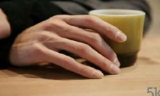 《五彩斑斓的手：一连串生动的描写手部的句子》