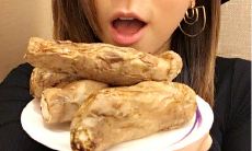 在寒冷冬季品尝美味的第一个红薯,享受满满的温暖与营养!