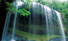 九寨沟之美：让你陶醉的自然景观和令人心醉的文化历史，缤纷多彩的奇妙生命和醉人的四季风光，让每一个来此的人深刻感受到大自然的神奇与美丽