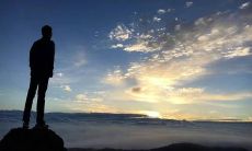 寻找意义的过程中不断失望，探索生活充满挫折与疲乏