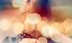 随着时间的流逝和岁月的轮回，人生在不断变化，仿佛时光如流水般荏苒，岁月如梭般匆匆过去