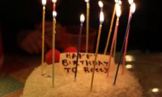 祝贺寿星生日快乐并恳求慷慨给予红包的请求语句