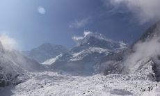 漫天迷雾笼罩，白茫茫一片，视线模糊不清的雨雾天苍穹下