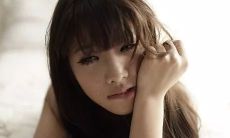 女性疲惫不堪，承受着沉重的心理压力和负担的痛苦之路