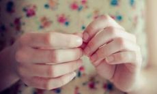 用言辞描绘因深情而带来的心痛：感慨情感溢于言表的短句