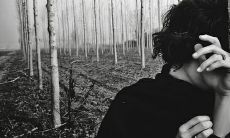 对于那些失信的人们，我们无法避免地感到一种深深的失望和沮丧之情