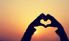 精选20句关于爱的美丽、温馨、感人句子，流淌着真挚、亲切、深刻的情感和思考！