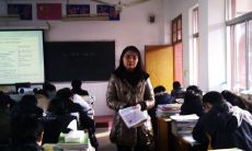 摆在桌前的教师励志座右铭：鼓励学生创造不凡的未来，成就自身卓越的人生！