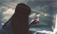 用句子描述心碎之后沉默的感觉:一种无法言说的沉重、深刻的寂静裹挟着痛苦,深深地侵蚀着内心