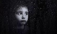 深入描绘内心剧痛的句子，话语中暗示被背叛的痛苦之苦楚