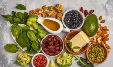 享受味蕾盛宴：用生动细节描写的令人垂涎欲滴的食物口感和香气