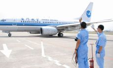 在你出国的漫漫长路上，祝福语说不尽，愿你顺风顺水、一路顺遂，充满勇气与信心的踏足未知的旅途！