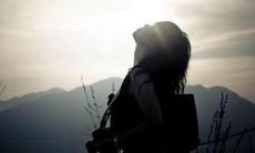 在无情的现实面前，愁苦和伤感交织，萦绕着人们心头的疼痛无处释放：一连串让人心酸的句子