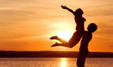 感受着深深的悔恨，表达心情的句子：用言语形容内心深处的伤痛和无尽懊悔