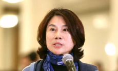 如何在晚上时间发送一条礼貌且恰当的短信向公司老总问候?