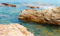 一堆闪亮的岩石，散发出多彩斑斓的光芒：描绘自然中石头的美丽与神秘