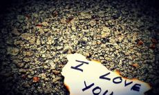 《感动人心的亲情描写句子，让你流泪的爱的表白语言》