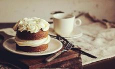 令人感到焦虑和不安的情况，导致情绪不稳定，表现为无力振作、困扰重重的短语