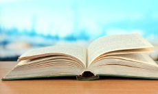 带有浪漫意味的祝福语：愿你的人生旅途开启于一句唯美的开端，孩子们，愿你们的人生之路映照着美好的阳光和璀璨的明星！