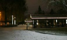 富有感染力描绘冬季夜晚的绚丽句子，呈现冰璃银色和寂静祥和的奇妙画卷