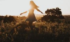 在12月31日零点前发布哪些跨年文案，并对2022年展望加以探讨的思考与观察