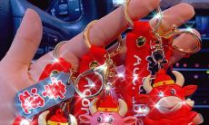 使用讽刺的言辞构建的标题，呈现出矛盾、荒谬与反转的极致表现