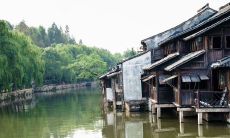 探寻着江南古城美景的灵魂，由华彧、杨岚、蒋士铨等文学巨擘留下的关于苏州的诗句汇聚于此