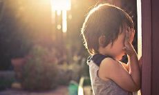 如何克服自卑心理并摆脱那些使你感到不自信的话语：探索自我意识、建立心理强度以及加强自我内省技巧的实用技巧