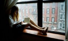 倚着幽暗的夜色，思念万分，满心想着你的诗句