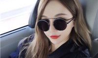 用开车时佩戴的墨镜展现气质美女的头像照片