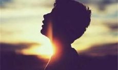 当爱过后，曾经充满甜蜜的句子竟变成了伤痛之言：沉重憔悴的心情，讽刺而心痛的情绪充斥着我身旁