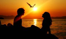 时间坚信友情的美好后却因其虚伪面目而对其中蕴含的失望感慨不已