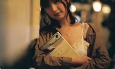 回忆往昔曲折经历，悲喜交加心中愁绪缠绕的述说