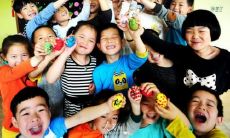 幼儿园小朋友们尽情欢笑,充满愉悦和快乐的可爱场景刻画