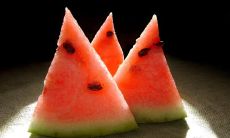 夏季西瓜美食的社交媒体句子：让我们一起享受这季节性的清新西瓜，吃下这甜蜜果实，畅快饱腹，将这夏日阳光与甘甜尽情融合吧！