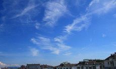 为客户提供节假日问候的短信服务，以加强企业与客户之间的联系