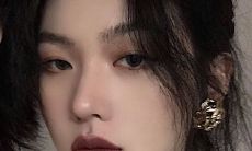 抖音女生抢眼投稿:霸气短语引爆网络热潮