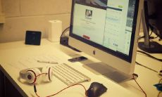 在家办公的朋友们纷纷在社交媒体上发表言论，描述着疫情严重时期在家工作的各种体验和感受